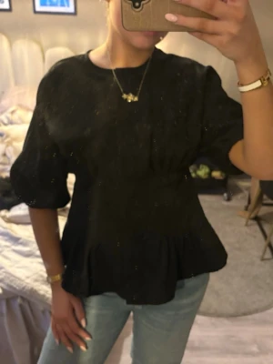 Svart blus med puffärm - Jätte fin topp från h&m i ny skick🩷