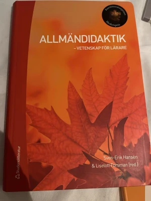 Allmändidaktik – Vetenskap för lärare - Allmändidaktik – Vetenskap för lärare är en kursbok med röd hårdpärm och höstlöv på omslaget. Boken är redigerad av Sven-Erik Hansén och Liselott Forsman och riktar sig till lärarstudenter och verksamma lärare. Perfekt för dig som pluggar pedagogik eller lärarutbildning. Få tinna markeringar se bild