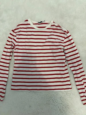Randig långärmad tröja med rött och vitt - Superfin randig tröja som ej används längre, priset kan diskuteras🥰