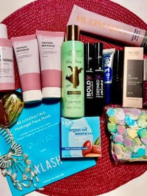 Stort skönhetspaket, och sminkväska. - Ett komplett skönhetspaket med toner, BB concealer, mascara, hårmasker, schampo med arganolja, hydrogelmask, hårklämma, parfym.  Perfekt för dig som vill testa olika produkter inom hudvård och makeup. En extra gåva värd ca. 150kr ingår