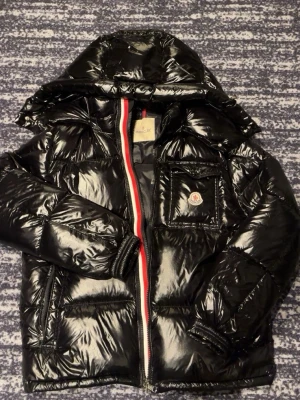 Moncler jacka - Svart Moncler jacka i väldigt bra skick. Funkar som både S och M
