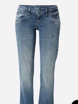 Blå bootcut jeans från LTB - Snygga blå bootcut jeans från LTB med klassisk femficksmodell och slitna detaljer. Aldrig använa och har bara legat i garderoben då jag aldrig fått tillfälle att använda de.