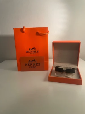 Armband - Säljer ett stilrent svart armband med deras ikoniska mönster. Kommer i originalförpackning. Helt ny aldrig använd. OBS PRIS KAN DISKUTERAS OCH SKRIV FÖR FLERA BILDER.