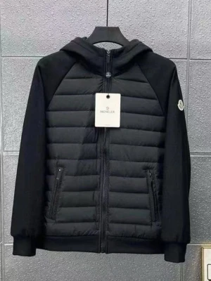 Svart Moncler pufferjacka med huva - Säljer en svart pufferjacka från Moncler med huva och två dragkedjeförsedda fickor. Jackan har Moncler-logga på ärmen och quiltad framsida. Stängs med dragkedja och har en clean, modern look som passar perfekt nu när vintern är här. Jackan är i storlek M men kan nog även passa i S. Priset går såklart att diskuteras. Kvitto finns!