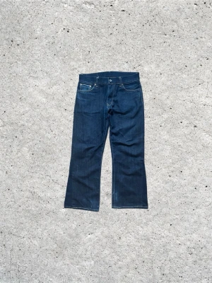Bootcut Selvedge Jeans - 🌶️Selvedge jeans med hemgjord bootcut (bild 5) 🌶️: Börjat få fina fades : Selvedge ID på fickan (bild 4) : Perfa passform : En av mina personals : Riktigt fin läder backtab : Storlek 33W (Passar lite mindre då det är Japansk storlek) : Skick 9,5/10 bara fades som tecken på användning : Kom privat för fler bilder, mått osv 👏