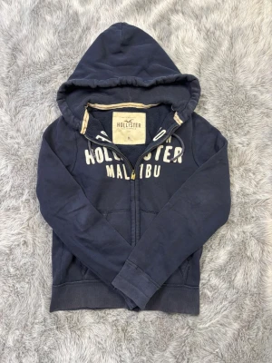 Hollister Hoodie - Säljer denna sällsynta och mycket eftertraktade Hollister hoodie | Storlek M | Mycket bra skick | Vid eventuella frågor hör gärna av dig och erbjuder bra pris vid köp av bundle 😁✅