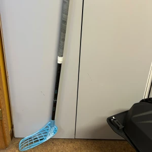 Zone the one  - Säljer min Zone the one limited edition klubba den är kapad från 96 cm till 94 men har blivit för kort nu sitter en fin kh grip på och ett blåt hyper blad bara höra av sig vid frågor