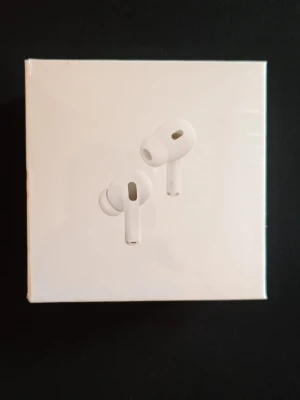 HELT NYA! Apple AirPods Pro 2 USB-C - HELT NYA! Säljer ett par Apple AirPods Pro (2:a generationen) med MagSafe-laddningsetui och USB-C. De är vita, har en stilren och kompakt design och levererar grymt ljud med brusreducering. 