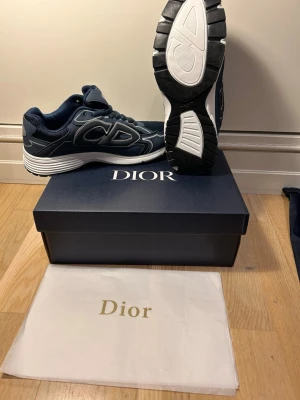 Mörkblå  sneakers med vita detaljer - Helt nya dior skor 