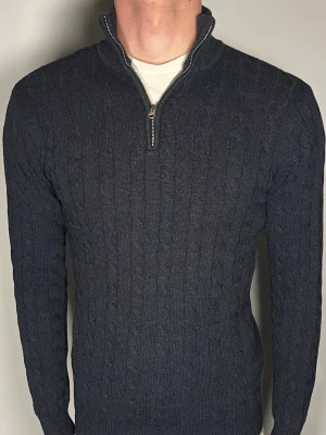 John Henric halfzip - Säljer en riktigt snygg och trendig John Henric kabelstickad halfzip i fint skick, storlek S, vid frågor är det bara att skriva //Gramenti