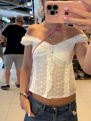 Vit blus - Super fin vit blus köpt i Thailand. Extra tyg vit bröstet så man inte ser igenom:) skulle säga storlek att den är i xs💕💕💕💕💕💕