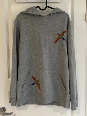 Axel arigato hoodie - En sjukt fin grå hoodie ifrån Axel Arigato! Tröjan är i ett utmärkt skick (9/10) och i storlek XS (Passar om du är mellan ca 170 och 185cm lång!)👌fråga på om du har några funderingar!🖋️ Fråga även ifall du är i behov av fler bilder samt bilder på mig i tröjan!📸 Fraktar alltid dagen efter beställning om inte tidigare!📦