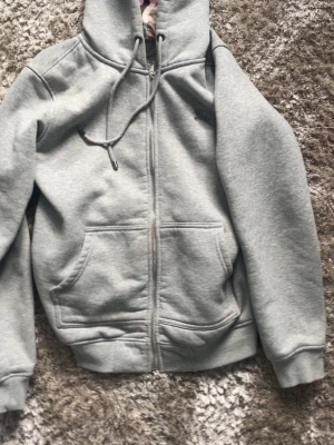 Grå zip hoodie från Burberry - Burberry hoodie. Skriv vid funderingar. (Pris ej satt i sten)