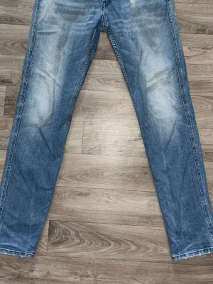 Replay anbass - Ett par replay anbass med snygg tvätt. Storlek 28/30 men passar mig perfekt som är 1,76. Liten deffekt på replay loggan vid fickan men annars är dom i bra skick. Hör av er vid fler funderingar. Pris ej hugget i sten.