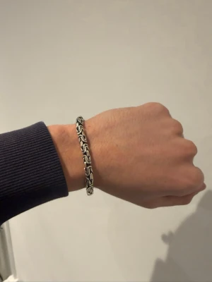 Armlänk i äkta silver  - Oxiderat silver länk i äkta silver. Denna stilrena kejsar armlänken är bra kvalité och är 5mm i höjden och 5mm i bredden. Priset kan diskuteras men inga skämt erbjudande! Nypris ligger på 1800kr