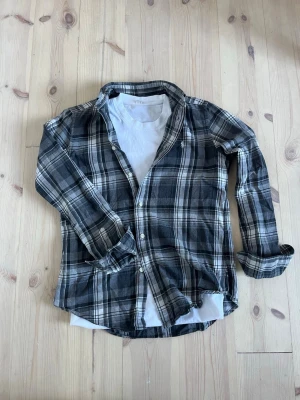 Ralph Lauren skjorta  - Grå rutig skjorta frånralph Lauren, storlek S men sitter som xs eller mindre, super liten för mig som är 180, längd från sidan av kragen och neråt: 62 cm och bredd precis under armarnas start: 47 cm, skriv vid frågo!