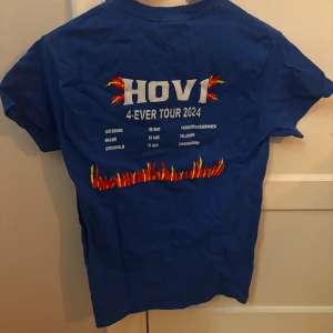 Blå Hov1 tour t-shirt 2024 - Snygg blå t-shirt från Hov1 med tryck för 4-Ever Tour 2024 på ryggen och liten krona på bröstet. Endast använd en gång