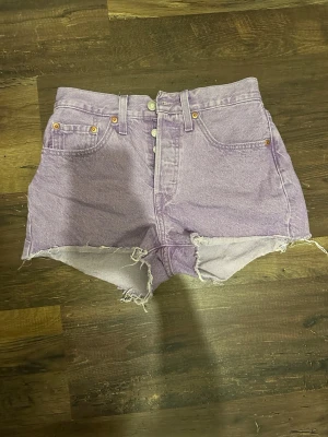 Lila jeansshorts - Köpta begagnade. Har inte använt dom så mycket. En fläck på insidan som inte syns så tydligt.