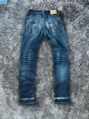 Nudie Jeans Dry - Säljer dessa sjukt snygga nudie dry jeans i modellen Thin Finn med galna fades. Mycket bra skick med lagningar nedertill alltså inga hål vid anklarna. Bara att höra av sig vid fråga!