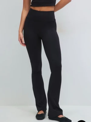 Flare yoga tights från Gina tricot - Mycket sköna och stretchiga. Har ett elastiskt material som funkar för gym, annan träning eller bara så till vardagen. Älskar dessa men säljer pga att dem sitter för litet på mig. Har endast använts 1-3 gånger.