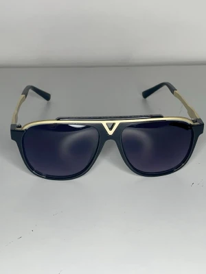 Solglasögon  - 👌Stilrena solglasögon i modern design. Lätta och bekväma att bära, passar både vardag och fest. Perfekt accessoar för att lyfta vilken outfit som helst. Finns flera inne . Ej använda.👍