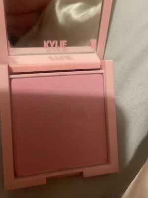 Kylie jenner rouge  - Kylie jenner rouge dene endast testat tappade den så de därför de ett litet håll där💓