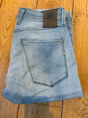 Replay Anbass - Sjukt feta Replay Jeans av modellen Anbass som är i väldigt bra skick. Storlek W30 och är L30 i längd. Inga tecken på användning eller skador vad jag kan se. Ny pris runt 1600. Tveka inte på att höra av er vid frågor. 