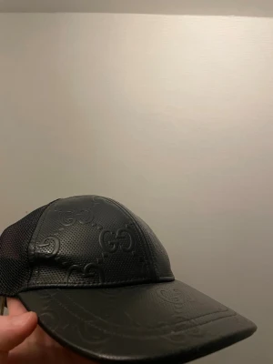 Säljer sällsynt Gucci keps  - Säljer denna svarta Gucci keps väldigt sällsynt. Den är rätt använd där av priset. Priset är heller inte hugget i sten. 