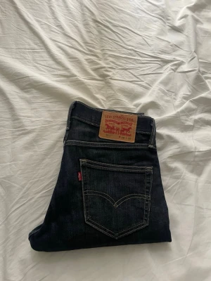 Levi’s Jeans - Ett par schyssta Levi’s Jeans som är i rätt så bra skick. 8/10. Blivit för små för mig men är fortfarande i stil! Perfekt för de som söker efter lite slim fit aktiga jeans. W28/L30