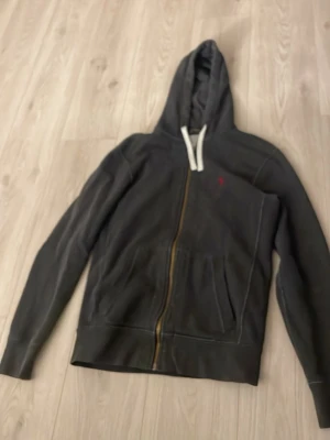 MörkGrå Ralph lauren zip - Väldigt snygg och skön tröja i väldigt bra skick. Storlek S. 