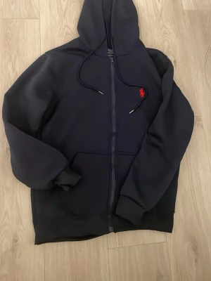 Blå Ralph lauren ziphoodie  - I väldigt bra skick då den va för liten för mig. Storlek S å passar den som är 170-180