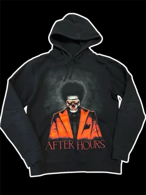 SÄLLSYNT The Weeknd 2020 after hours tour merch - Väldigt ovanlig The Weeknd Merch från hans turerning After Hours 2020, Överlag i mycket fint skick, speciellt trycken som är riktigt bra! Storleken är M med måtten 72x55cm. Jag säljer även mer The Weeknd merch så skriv vid frågor :)