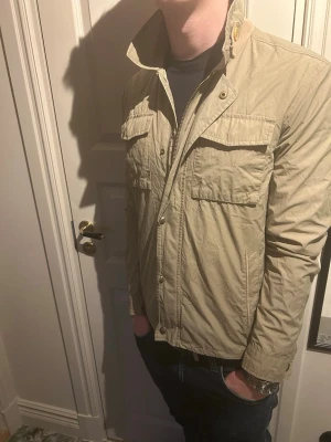 Massimo dutti field jackey - Säljer denna stilrena jacka ifrån Massimo dutti perfekt inför våren. Modellen är ca 180 cm lång och väger 70 kg. Tveka inte på att kontakta mig vid minsta fundering🙌