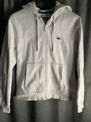 Lacoste zip hoodie - Säljer denna Lacoste hoodie i strlk M, köpt i Frankrike 