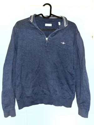 Blå halvzip tröja från Gant - Mörkblå halfzip tröja från Gant. Tröjan har en liten broderad logga på bröstet.                 Ny pris: 1000kr                                                                   
