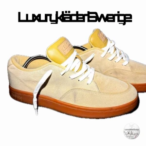  Kenzo skor - Snygga beige sneakers från Kenzo med vit snörning och kontrasterande brun gummisula. Skorna har en gul detalj på plösen med Kenzo-logga och är tillverkade i mockaliknande material. Perfekta för dig som vill ha en clean och stilren look.sk8 skor