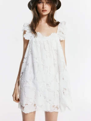 Vit klänning med broderier - Intressekoll på supersöt vit klänning med broderier med volangärmar och lös passform. Klänningen är från White Lotus kollektionen från H&M som inte länge går att köpa. De tre första bildernas är lånade men resten är mina🩷🩷säljer för minst 550kr då nypriset är 900kr💞