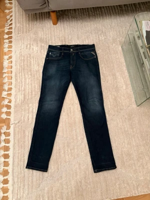 Replay anbass jeans - Sköna jeans ifrån replay i modellen anbass. Storlek 31 i midjan, 30 i längden. Upplever själv att dom är något längre än 30, typ 31. Jeansen är använda men fortfarande i perfekt skick som syns väl på bilderna. Hör av dig!