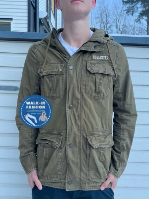 Hollister jacka - Tja! Säljer nu denna sjukt snygga jacka från Hollister. Skick 8.5/10 riktigt bra utan synliga defekter. Modellen är 185 och väger 72kg men passar allt mellan 180-190 som bäst. Hör av er vid minsta lilla fundering.