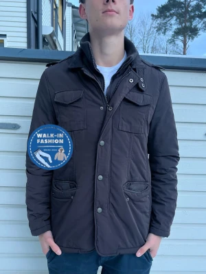 Fieldjacket från Gomma - Tja! Säljer nu denna sjukt snygga fieldjacket fårn gomma. Skick 8.5/10 riktigt bra utan synliga defekter. Nypris ligger runt 1800kr men sälj nu för 699kr. Modellen är 185 och väger 72kg men passar allt mellan 180-190 cm. Hör av er vid minsta lilla fundering!