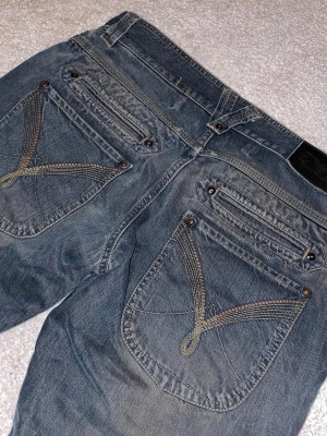 Blå/grå Armani Jeans - Jättesnygga Armani jeans, strl 48 (vet inte vad det betyder men passar som 38). Saknar en knapp (se sista bilden)