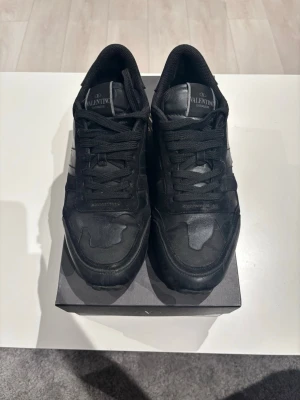 Valentino rockrunner svart - Säljer dessa sjukt snygga valentino rockrunner i svart camoflauge färg! Skorna passar perfekt till vinter och våranvåndning. Skicket på dessa är riktigt bra och endast använda ett par gånger🤗. Allt og ingår! Skriv om du har några frågor🙌