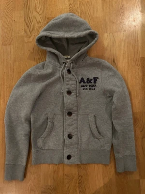 Abercrombie & Fitch tröja - BTYER HÄLST MOT LIKADAN I M!!! Då S inte passa mig  En sjukt fett och väldigt eftertraktad tröja i S. Den har typ ett hål isch på ena ärmen som att man tog lite sandpapprar emot. 