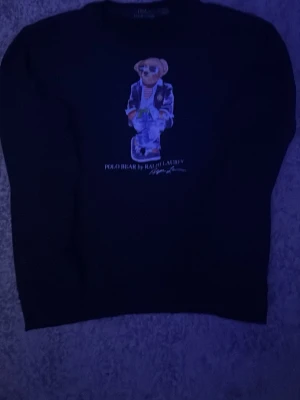 Marinblå/blå Polo Bear tröja från Ralph Lauren - Tjena säljer denna raulph lauren tröja, storlek S men passar även xs nypris runt 1700kr mitt pris 700kr finns inga slitningar eller fläckar kan gå ner i pris vid snabb affär.