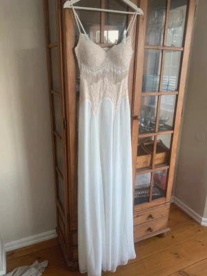 Bal/event klänning från Nelly  - Jättefin vit/rosa lång klänning ifrån Nelly med spets upptill, den är i storlek xs 💕