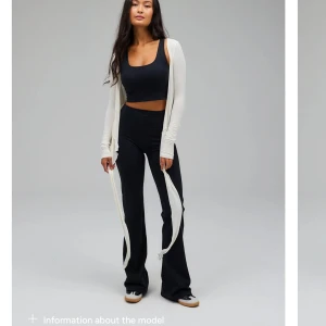 Exercere yoga pants - Utsvängda byxor från exercere i längd short. Slutsålda på hemsidan. Originalpris: 1000 kr