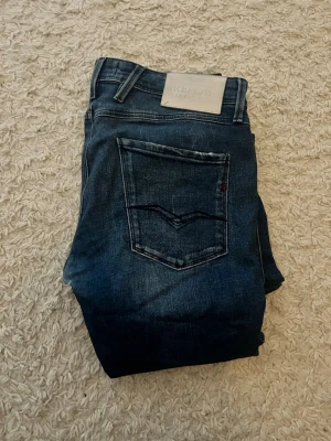 Replay jeans - Snygga replay jeans. Skinny fit och sitter bra. Ända defekten är mellan benen men syns annars inte och går att fixa. Storlek 31-32