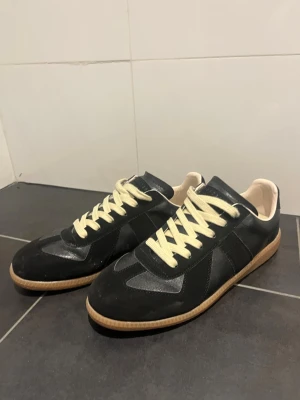 Maison margiela skor  - Säljer nu dessa Maison margiela skorna i svart färg nästan helt nya köpta på Plick men säljer nu för dom var för små för mig har andvänt dom i typ 2 veckor men syns knappt av. Kom gärna med frågor! Kan gå ner i pris vid snabb affär 