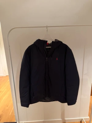 Ralph Lauren Jacka - Riktigt schysst dunjacka ifrån Ralph Lauren, passar perfekt just nu när klimatet är lite kallare och perfekt för våren. Jackan är i Ny skick med prislapp kvar. (Storlek L) . Ny pris ligger på 3000kr men vi säljer för endast 799kr! Rabatt för seriösa köpare!!