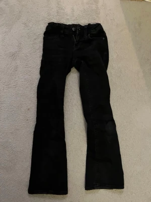 Svarta bootcut jeans med fickor - TRYCK INTE KÖP NU, hör av dig först!! Säljer ett par justerbara svarta jeans med bootcut passform ifrån Gina tricot young i storlek 146❤️ broderi på fickorna, du får betala frakten! nypris: 359kr 